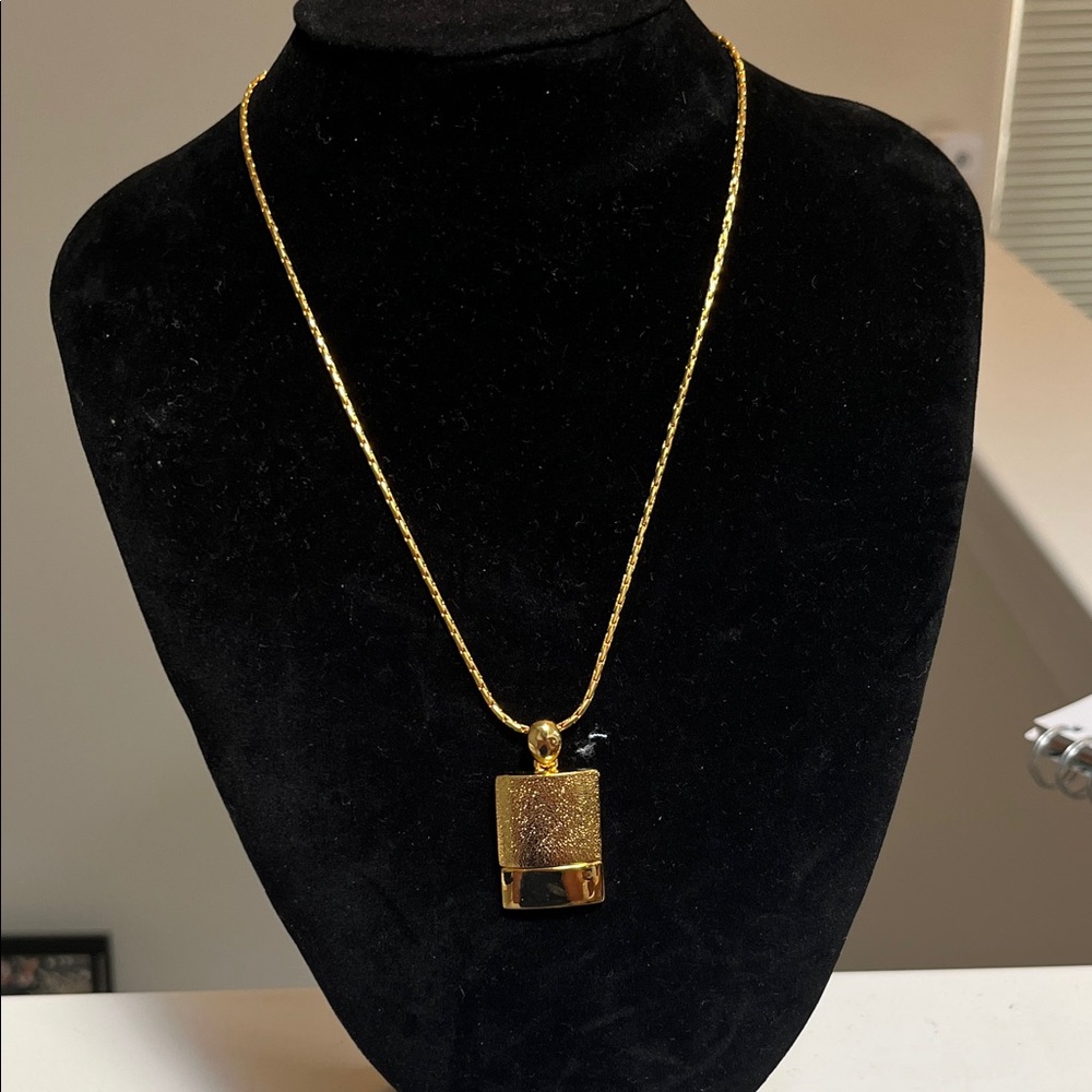 Gold Pendant Necklace